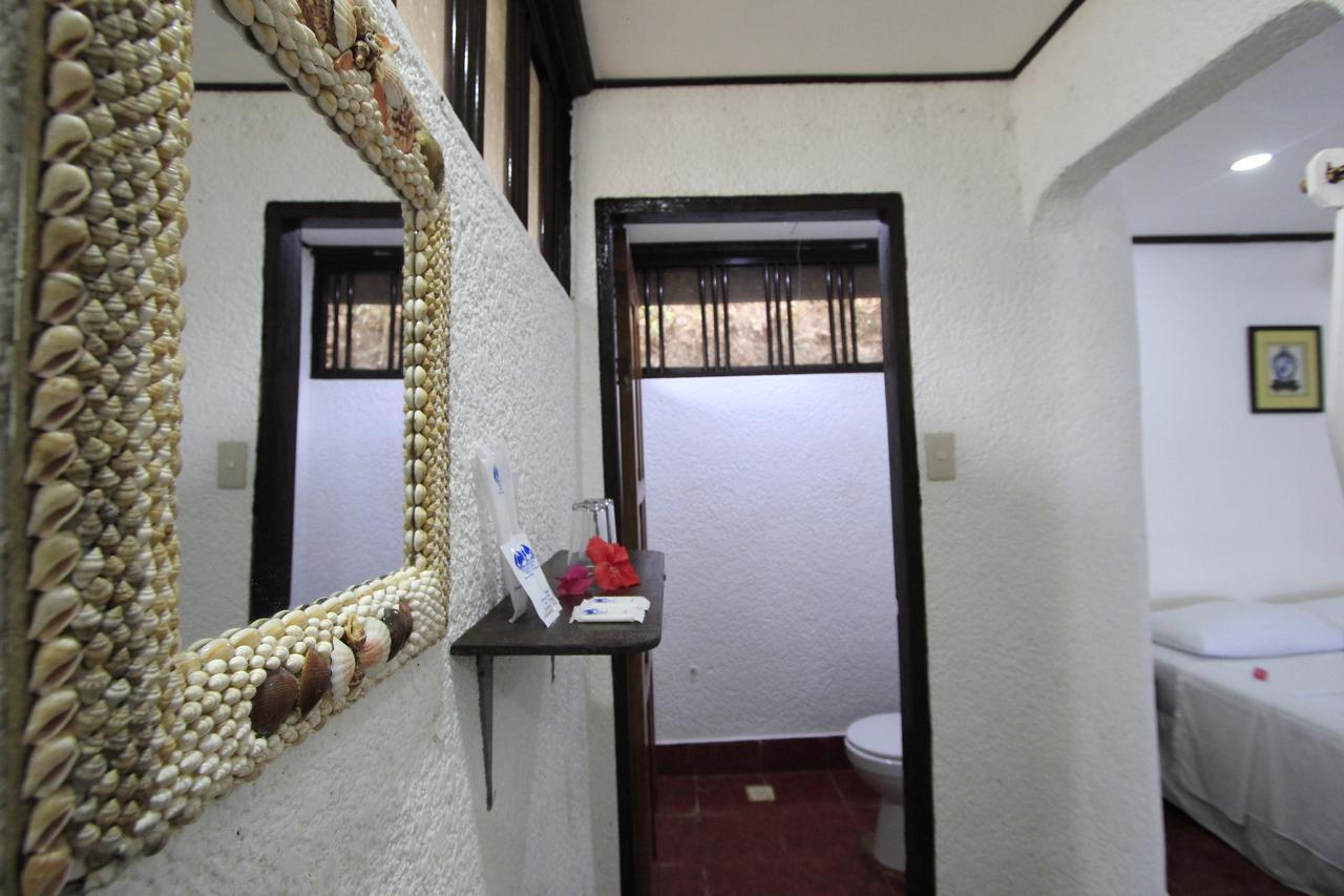 ดิสคัฟเวอรี ไอส์แลนด์ รีสอร์ต แอนด์ ไดฟ์ เซนเตอร์ Hotel โกรอน ภายนอก รูปภาพ