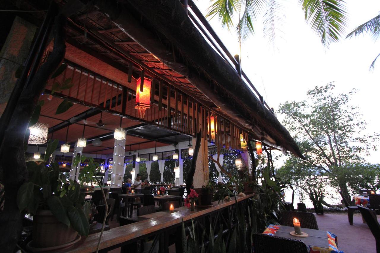 ดิสคัฟเวอรี ไอส์แลนด์ รีสอร์ต แอนด์ ไดฟ์ เซนเตอร์ Hotel โกรอน ภายนอก รูปภาพ