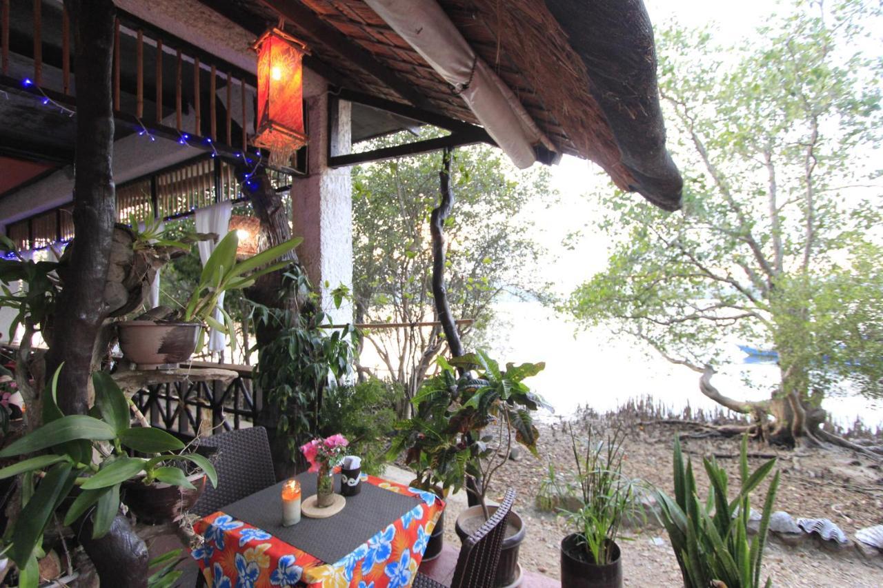 ดิสคัฟเวอรี ไอส์แลนด์ รีสอร์ต แอนด์ ไดฟ์ เซนเตอร์ Hotel โกรอน ภายนอก รูปภาพ
