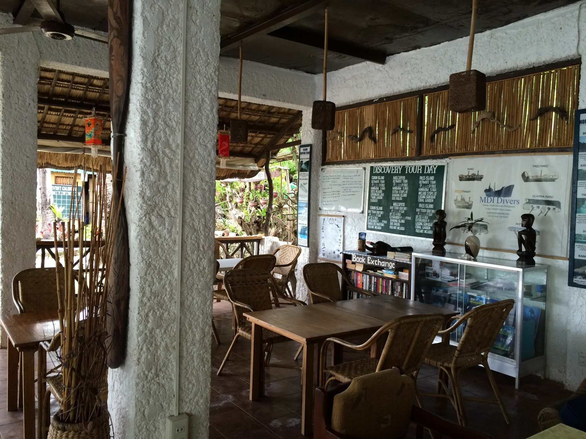 ดิสคัฟเวอรี ไอส์แลนด์ รีสอร์ต แอนด์ ไดฟ์ เซนเตอร์ Hotel โกรอน ภายนอก รูปภาพ